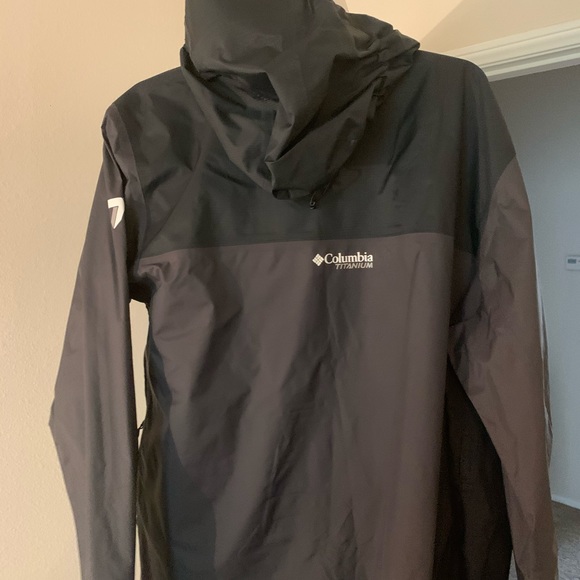 Men’s water proof rain jacket - Picture 3 of 4